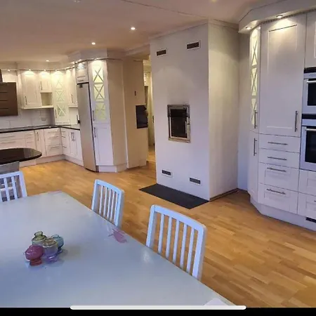 شقة Odda Central Apartment